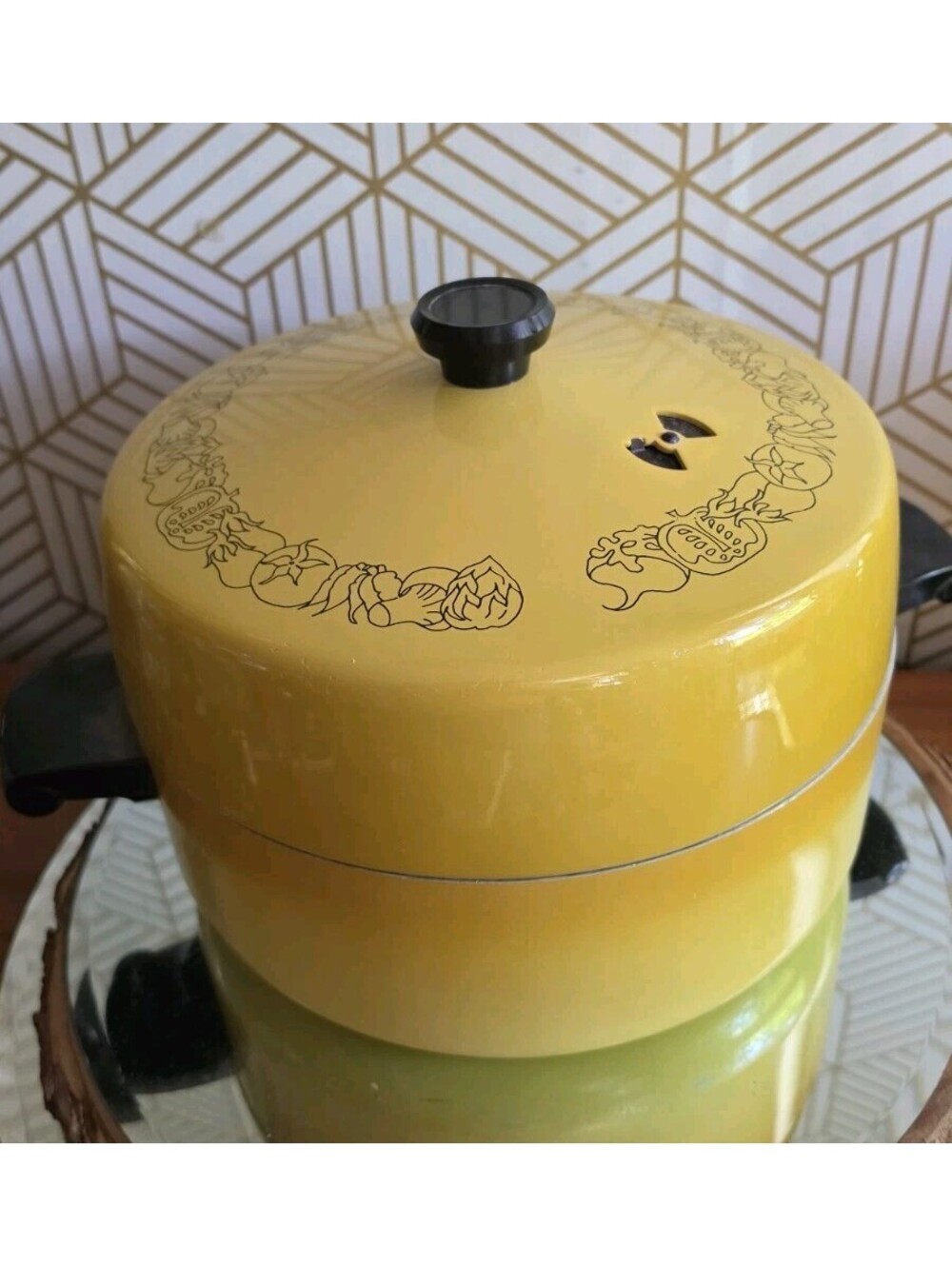 Vintage Wear-Ever 5qt Yellow Harvest Gold Dutch Oven w High Dome Lid And Vent